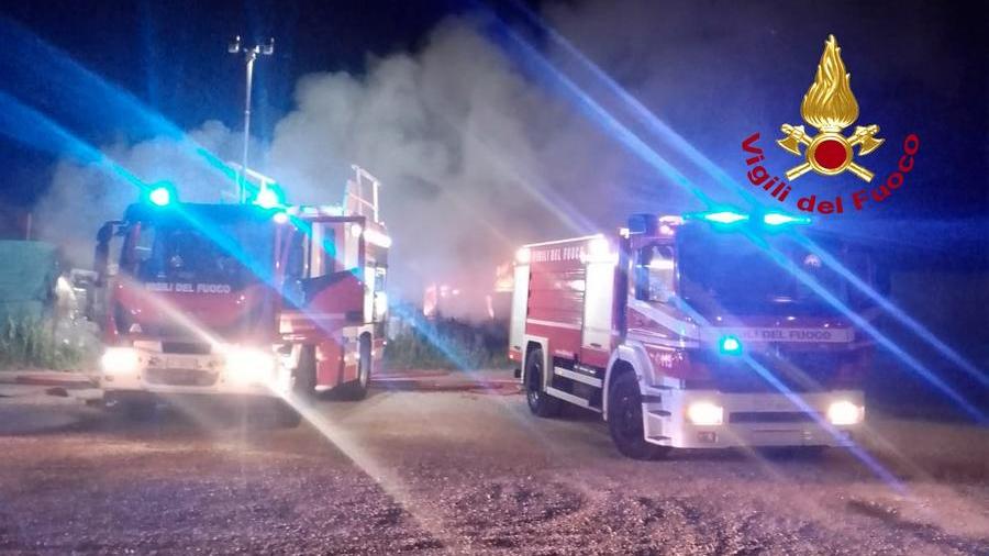 Incendio a Scandicci: fiamme e fumo sulla Fi-Pi-Li, ma non ci sono feriti
