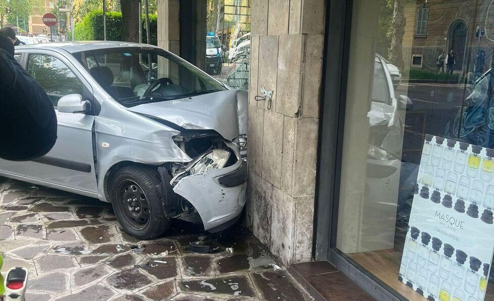 Modena, Incidente In Viale Tassoni, Sfonda Vetrina Con L’auto Gazzetta ...