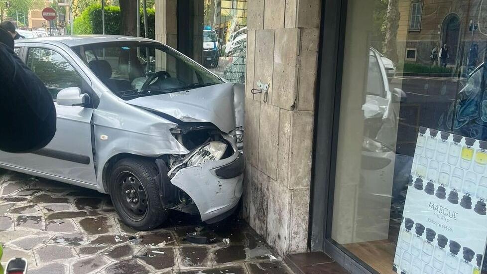 Modena, incidente in viale Tassoni, sfonda vetrina con l’auto 