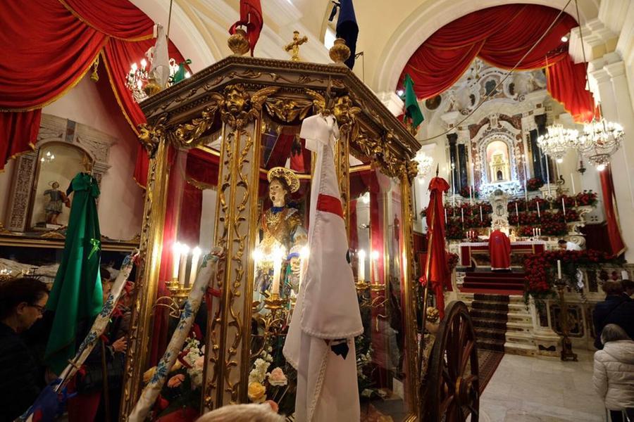 
	Il cocchio del Santo ancora nella chiesetta di Stampace riceve l'omaggio dei fedeli e dei visitatori prima del&nbsp;pellegrinaggio<em> (foto Mario Rosas)</em>

