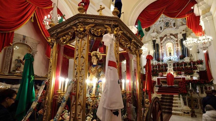 
	Il cocchio del Santo ancora nella chiesetta di Stampace riceve l&#39;omaggio dei fedeli e dei visitatori prima del&nbsp;pellegrinaggio<em> (foto Mario Rosas)</em>

