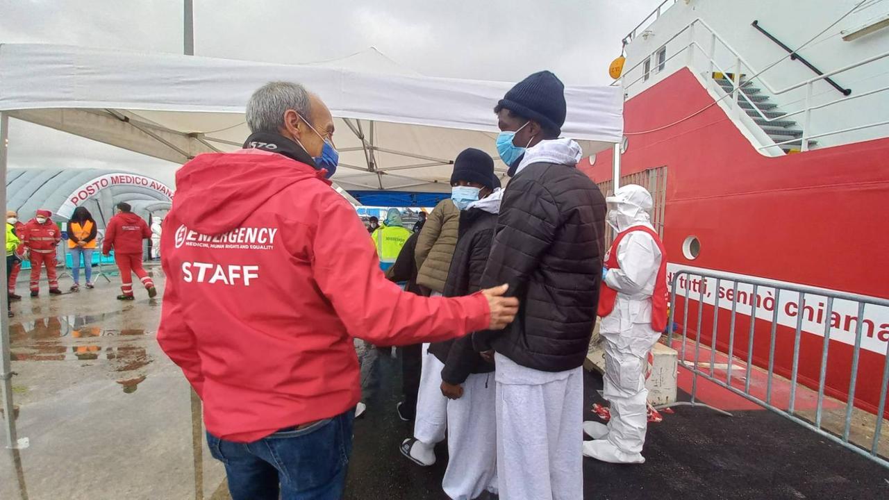 Alcuni migranti sbarcati a Livorno dalla nave di Emergency lo scorso 22 dicembre