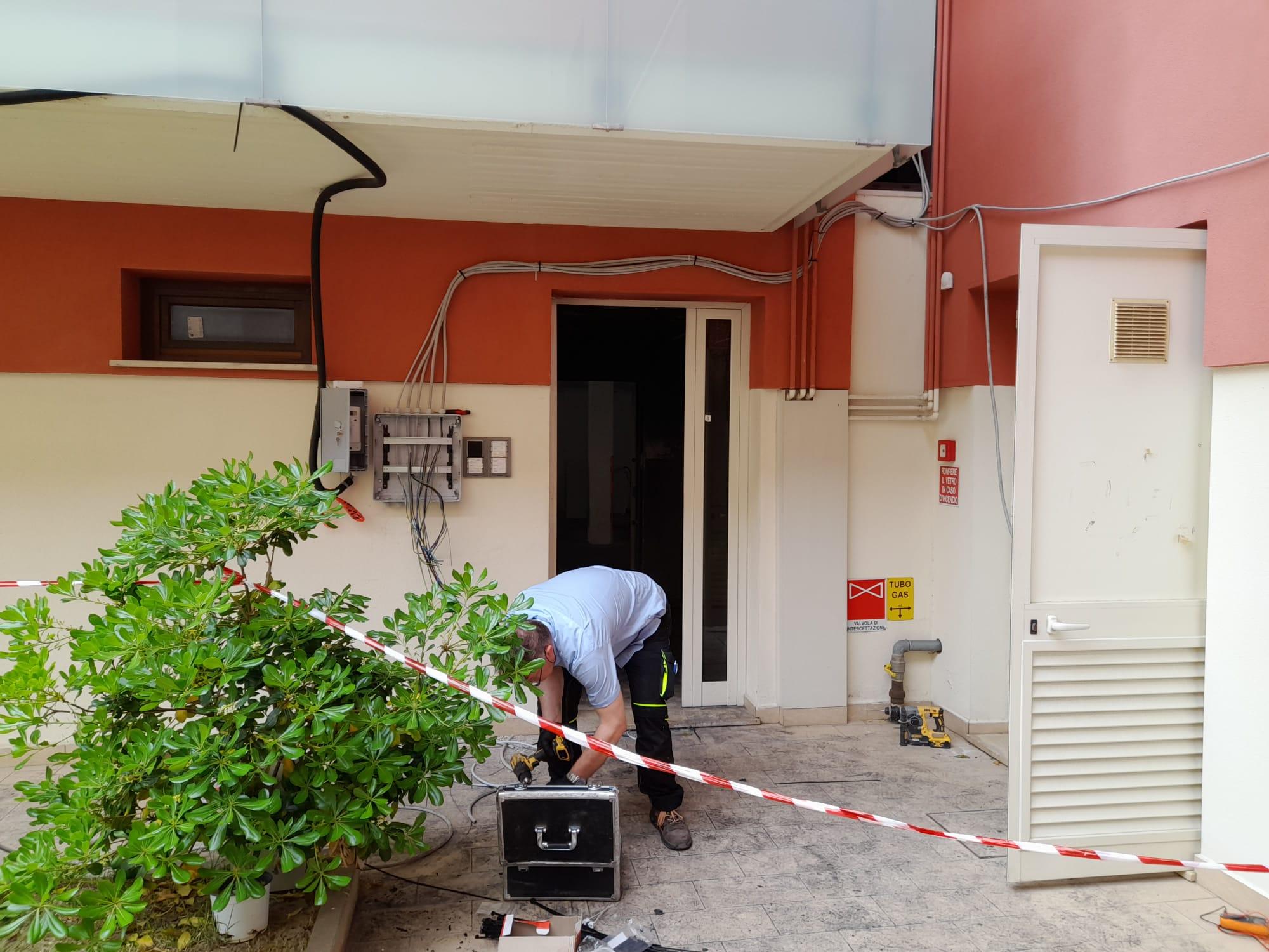 I lavori senza sosta nel palazzo di via Mastacchi 84, dove un tempo c'era la Distilleria Bisso