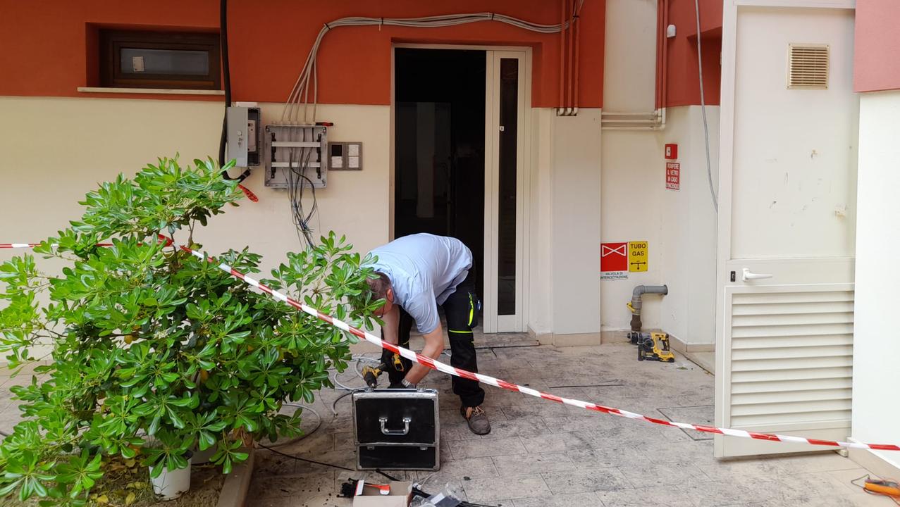 I lavori senza sosta nel palazzo di via Mastacchi 84, dove un tempo c'era la Distilleria Bisso