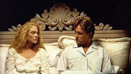Una scena dal film “La guerra dei Roses” con Kathleen Turner e Michael Douglas simbolo delle liti sentimentali