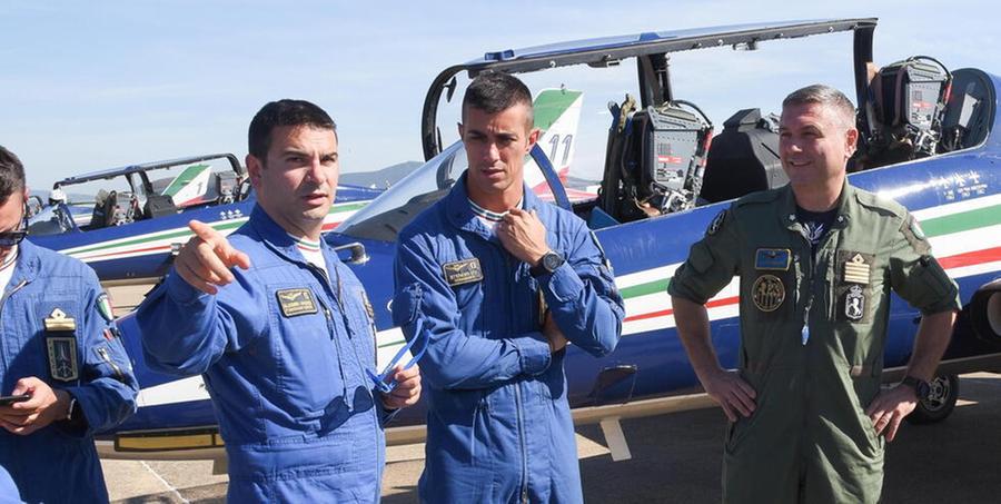 
	Alessio Ghersi primo da sinistra con il comandante delle Frecce Tricolori, Stefano Vit, e il comandante del 4&deg; Stormo Filippo Monti al Baccarini il 7 ottobre scorso (foto Agenzia Bf)

