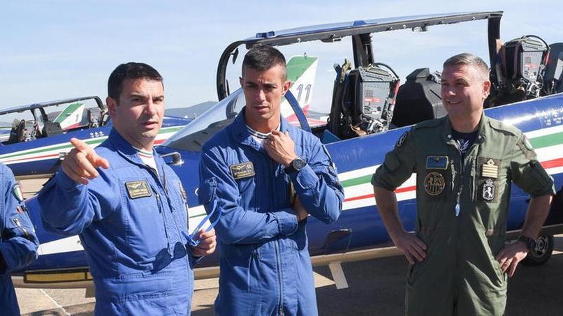 Alessio Ghersi primo da sinistra con il comandante delle Frecce Tricolori, Stefano Vit, e il comandante del 4° Stormo Filippo Monti al Baccarini il 7 ottobre scorso (foto Agenzia Bf)