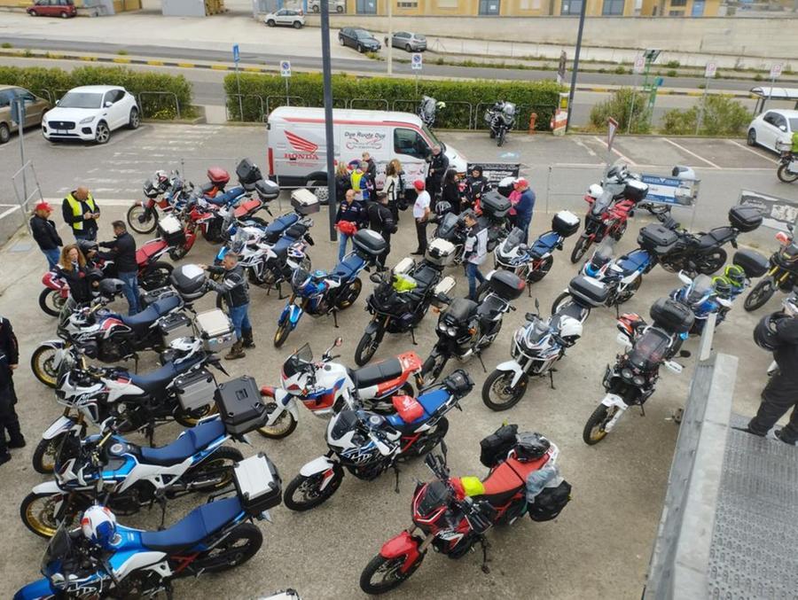 Bitti si sveglia con le mitiche Africa Twin: l’omaggio dei motociclisti al paese che fu travolto dall’alluvione