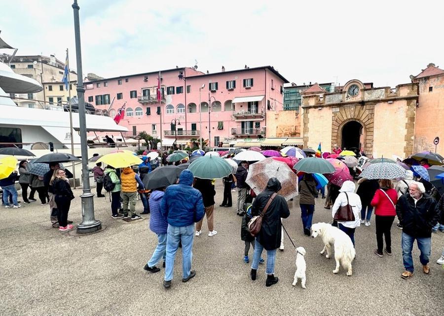 «Un canile e veterinari h24»: sit-in all'Elba dopo la morte di Oscar