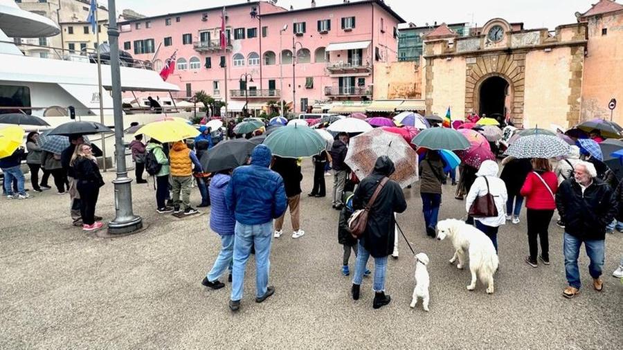 «Un canile e veterinari h24»: sit-in all'Elba dopo la morte di Oscar