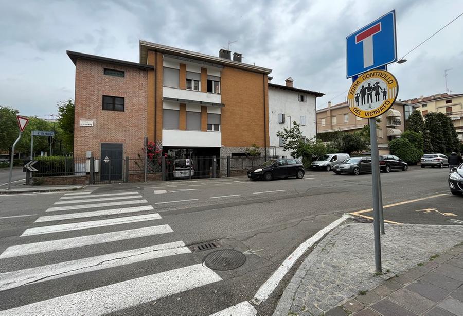 Modena. Bomba a mano tra i cassonetti: arrivano gli artificieri