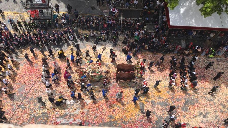 
	Il suggestivo passaggio del cocchio di Sant'Efisio davanti al Municipio, accompagnato dai sindaci, col pavimento stradale cosparso di petali di fiori e le sirene del porto che suonano in segno di saluto <em>(foto Mario Rosas)</em>

