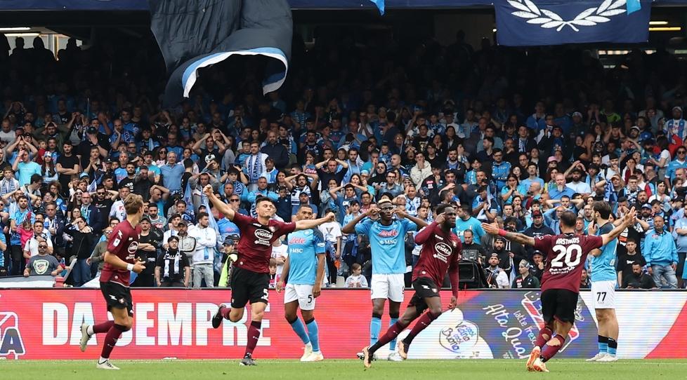 Dia esulta: ha appena segnato la rete della Salernitana che vale l'1-1 finale e rimanda la festa scudetto del Napoli