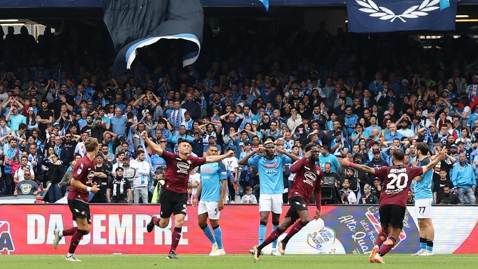 Dia esulta: ha appena segnato la rete della Salernitana che vale l'1-1 finale e rimanda la festa scudetto del Napoli