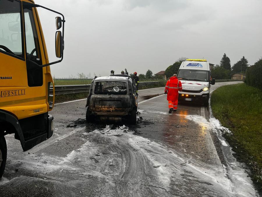 Casumaro, scontro in curva e la minicar prende fuoco