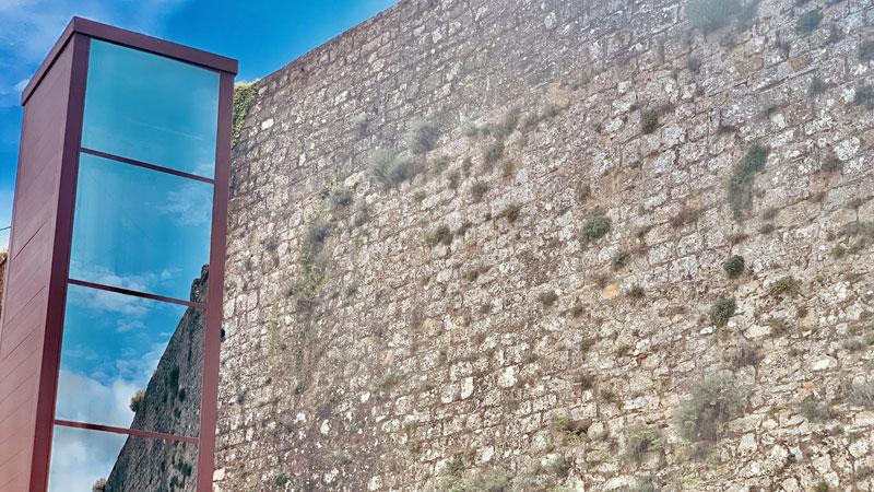 Volterra, l’ascensore a specchi al Gioconovo continua a scatenare polemiche