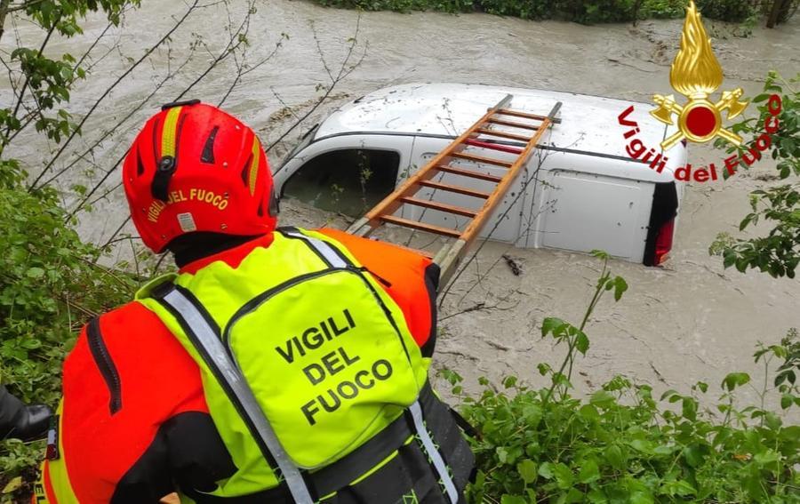 Finisce con il furgone nel rio Quaresimo, si salva salendo sul tettuccio