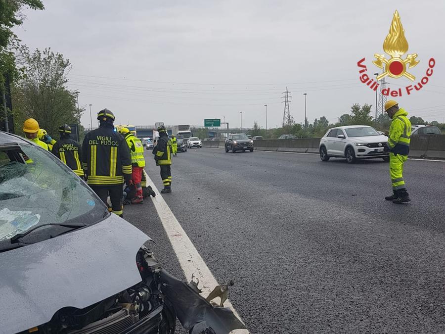 Incidente in autostrada, tre feriti