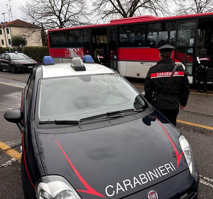 Sul bus taglia una ciocca di capelli a una studentessa, 15enne nei guai