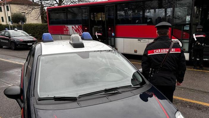 Sul bus taglia una ciocca di capelli a una studentessa, 15enne nei guai