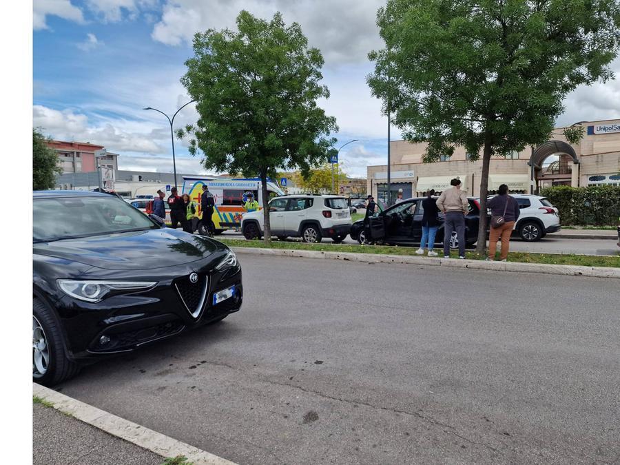 Grosseto: tamponamento in via Senegal, donna incinta in ospedale