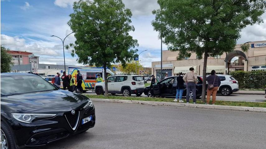 Grosseto: tamponamento in via Senegal, donna incinta in ospedale