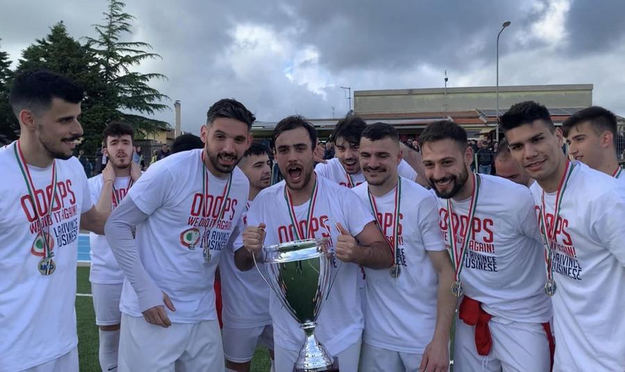 
	I giocatori dell'Usinese in festa per il successo in Coppa Italia


