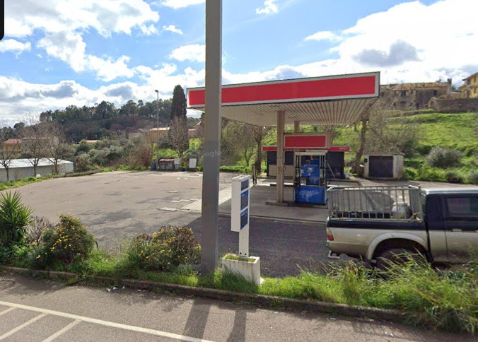 Armato di pistola rapina il distributore Esso di Bono