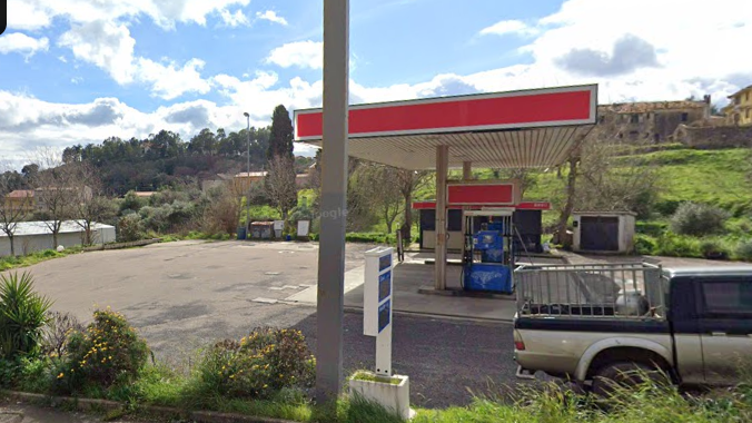 Armato di pistola rapina il distributore Esso di Bono