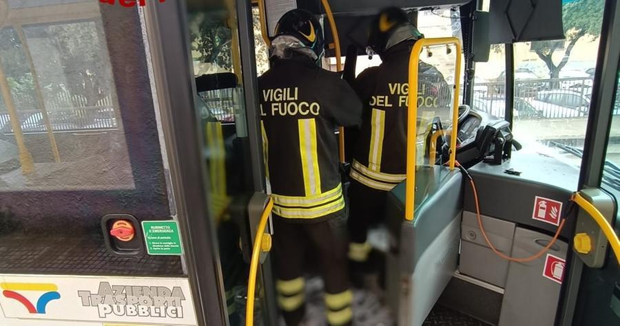 Sassari, principio di incendio su un bus di linea: intervengono i vigili del fuoco