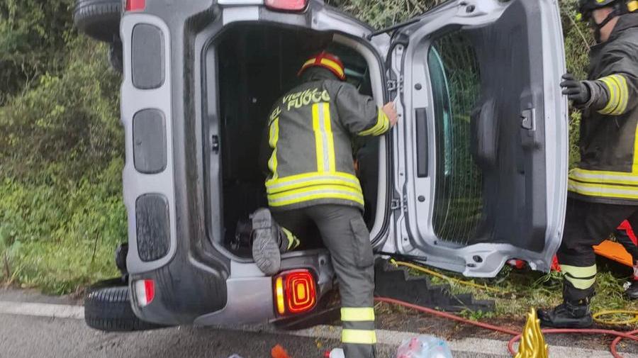 Finisce fuori strada all’uscita di Sassari e resta incastrato nell’auto: in ospedale