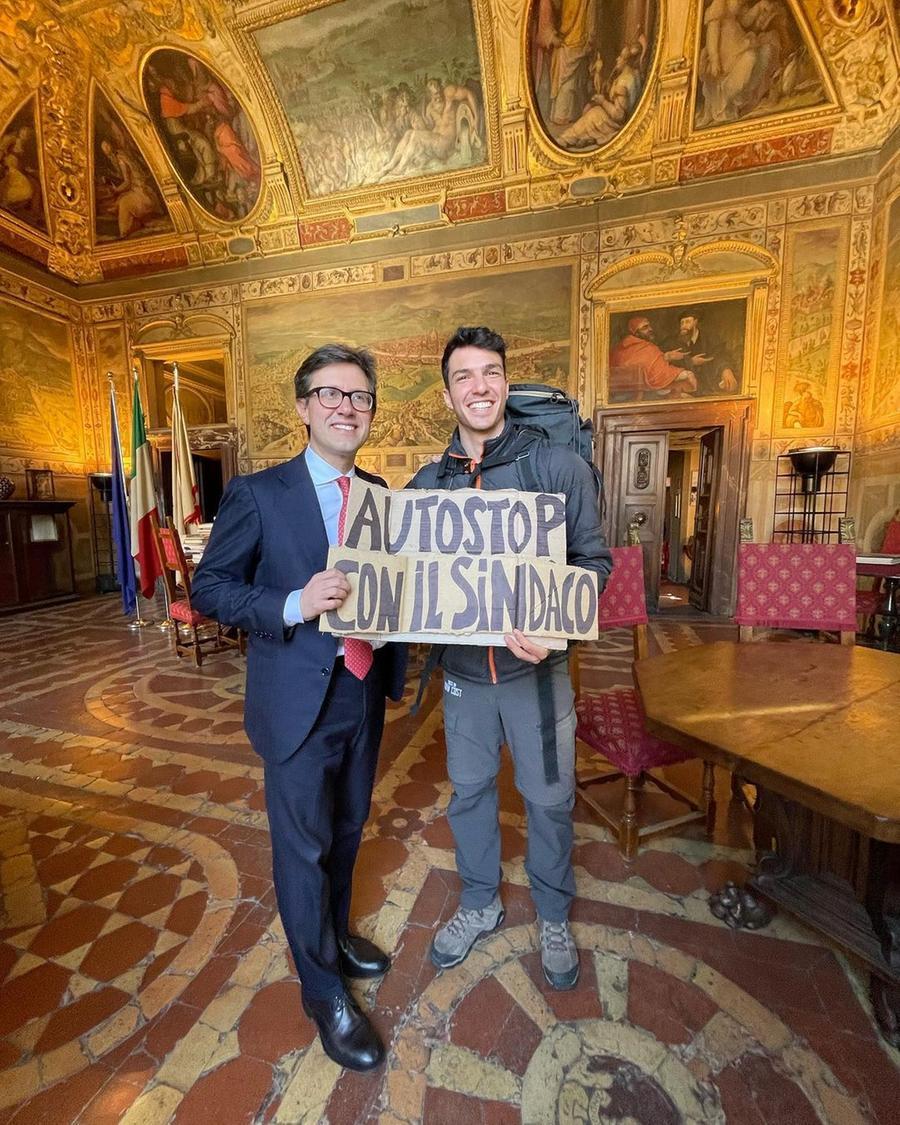 Nardella fa l’autostop per Palazzo Vecchio, il reel di “Darione nazionale” diventa virale  – Il video