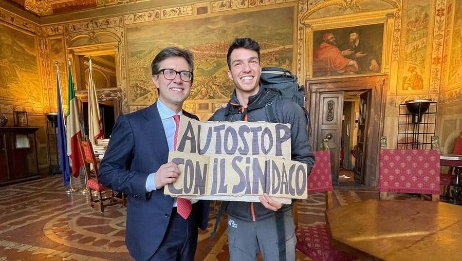 Nardella fa l’autostop per Palazzo Vecchio, il reel di “Darione nazionale” diventa virale – Il video