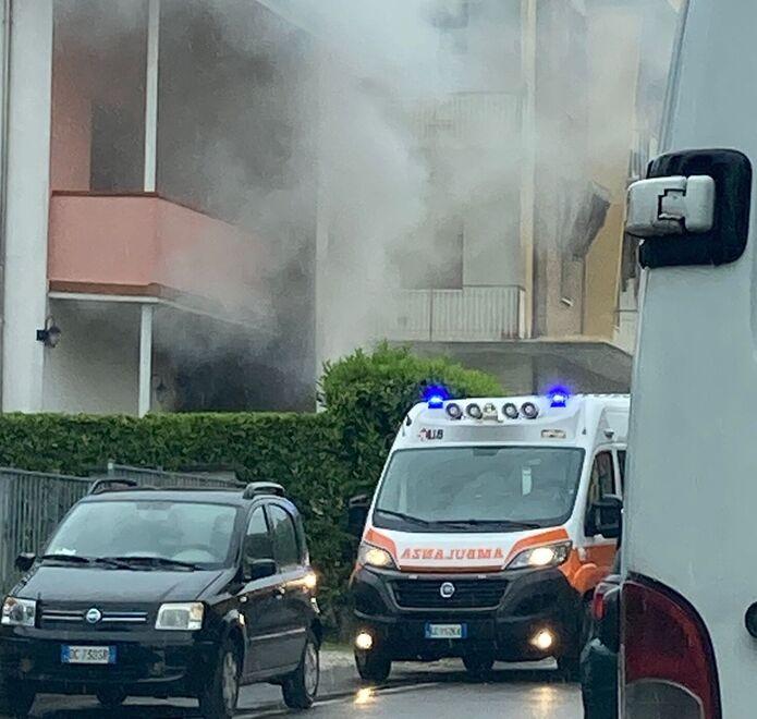 Vignola Incendio nelle cantine Pompieri in via Modenese