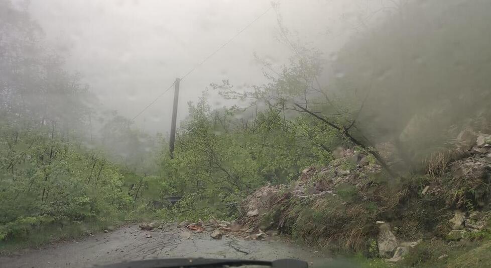 Castelfranco. Colata di fango sulla strada di Pazzano Massi sulla via Giardini a Ligorzano 