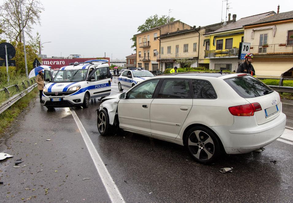 Ferrara, scontro triplo in via Padova. E tre persone in ospedale