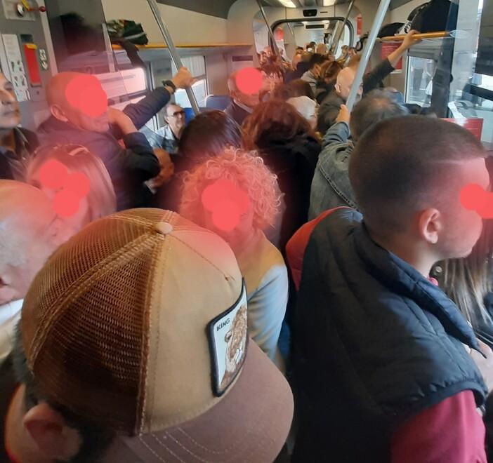 Dopo la sfilata di Sant'Efisio il ritorno da incubo sul treno Cagliari-Olbia