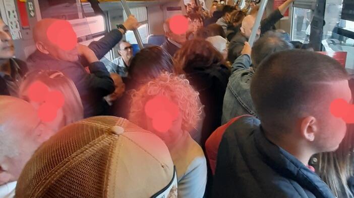 Dopo la sfilata di Sant'Efisio il ritorno da incubo sul treno Cagliari-Olbia
