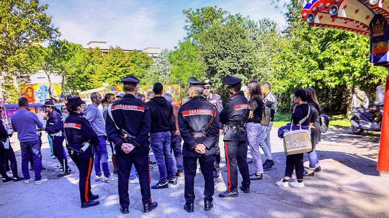 Scandicci, pestarono un 17enne al luna park: tre giovani finiscono in comunità