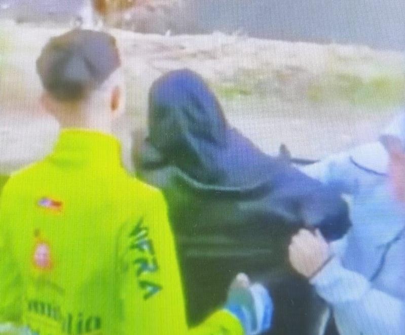 Prato, baby gang picchia un ragazzino: «Buttatelo nel fiume». Le immagini dell’aggressione pubblicate sui social – Video