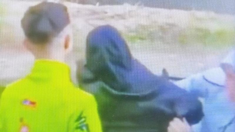 Prato, baby gang picchia un ragazzino: «Buttatelo nel fiume». Le immagini dell’aggressione pubblicate sui social – Video