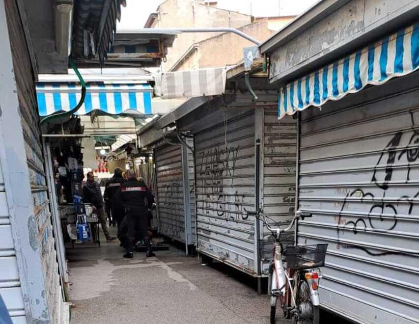 Livorno, ambulante del mercato trova 20 bossoli ai piedi del banco: “Gesto inspiegabile”