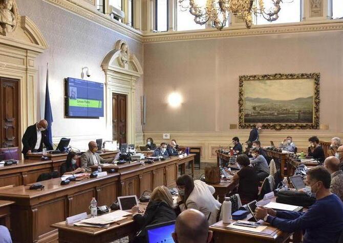Bilancio di Livorno, opposizioni contro il sindaco: «Bullismo ai danni delle istituzioni»