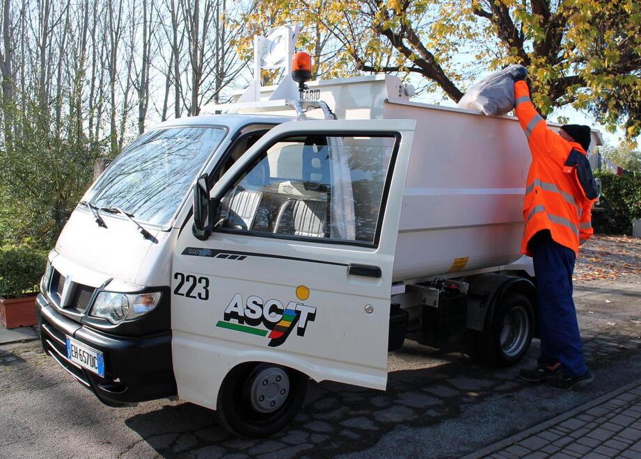 Arriva la raccolta puntuale, i sacchetti avranno il chip