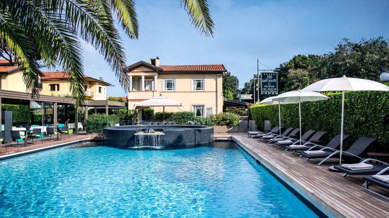 Forte dei Marmi, riapre il nuovo Byron con un’ala e 18 suite in più. I segreti di un albergo da sogno