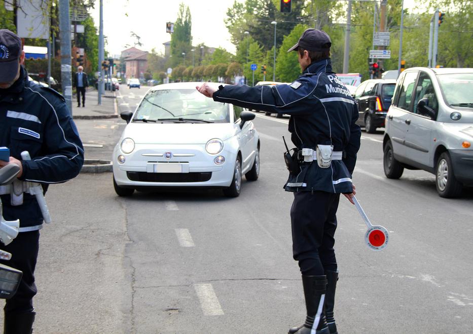 Simulano un incidente stradale per farsi pagare, denunciati a Massa