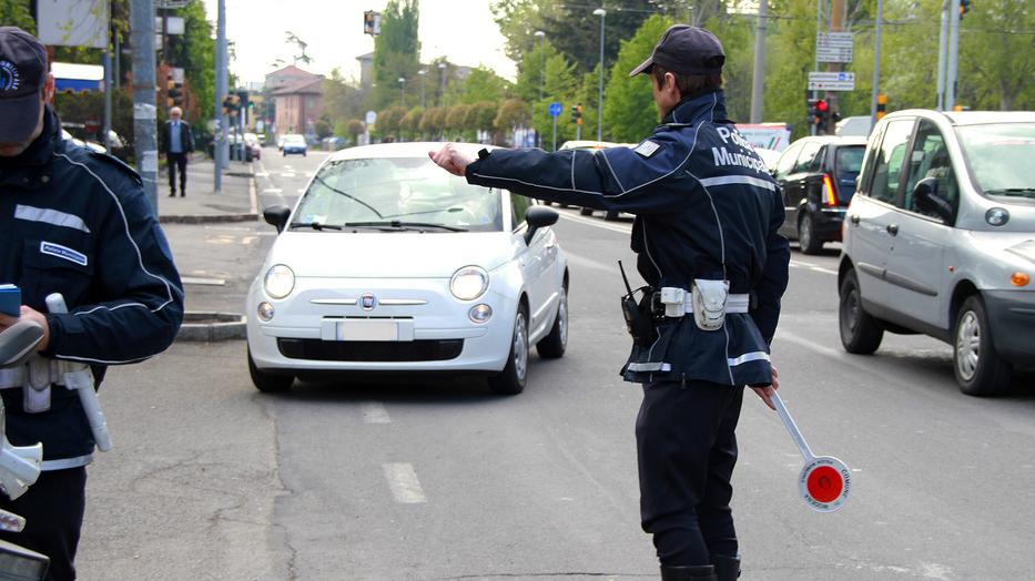Simulano un incidente stradale per farsi pagare, denunciati a Massa