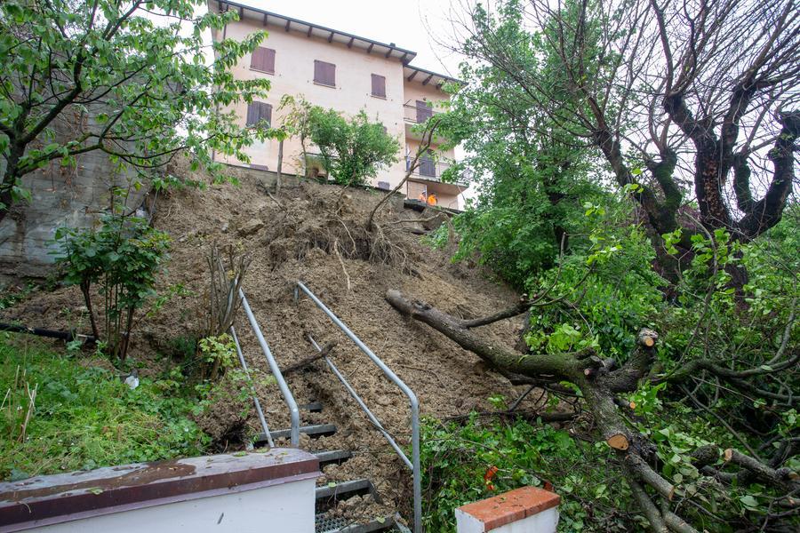 Fiorano, frana mette a rischio tre abitazioni: evacuati i residenti