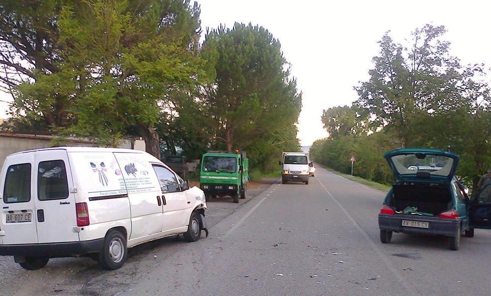 Si scontra mentre parcheggia portata in ospedale a Cecina