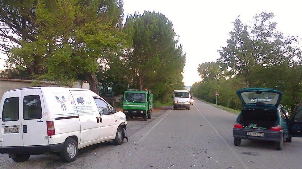 Si scontra mentre parcheggia portata in ospedale a Cecina